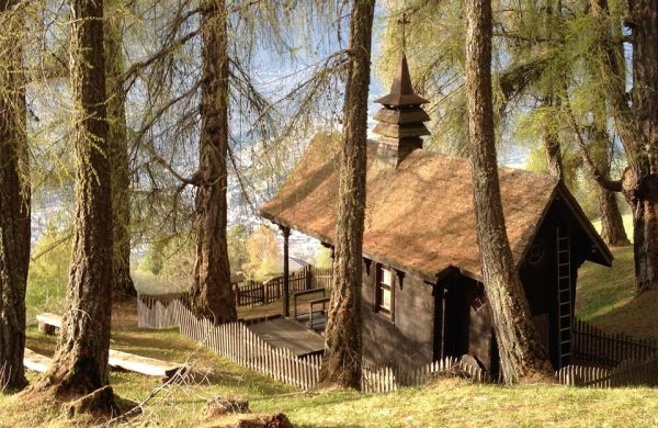 Chapelle des Agettes dans la forêt en automne